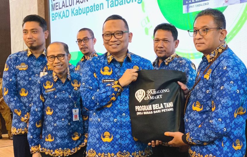 Bupati Tabalong, H Muhammad Noor Rifani menyerahkan bantuan berupa beras secara simbolis. Foto: JM/lenterakalimantan.com