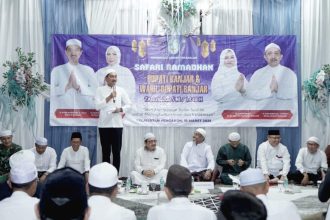 Safari Ramadan ke-16 Bupati Banjar H Saidi Mansyur dan wakilnya Habib Idrus Al Habsyi beserta jajaran silaturahmi dengan masyarakat di Masjid Jami Jami’atul Quro, Desa Alimukim RT 01 Kecamatan Pengaron, Rabu (19/3/2025) sore. Foto: Diskominfo Banjar