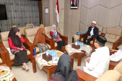 Mewakili Indonesia, Siti Naswa peraih medali emas pada Olympics Winter World Games Touring 2025 di Bardonecchia, Italia lakukan audiensi dengan Bupati Banjar di Mahligai Sultan Adam lantai I Martapura, Rabu (19/3/2025) malam. Foto: Pemkab Banjar