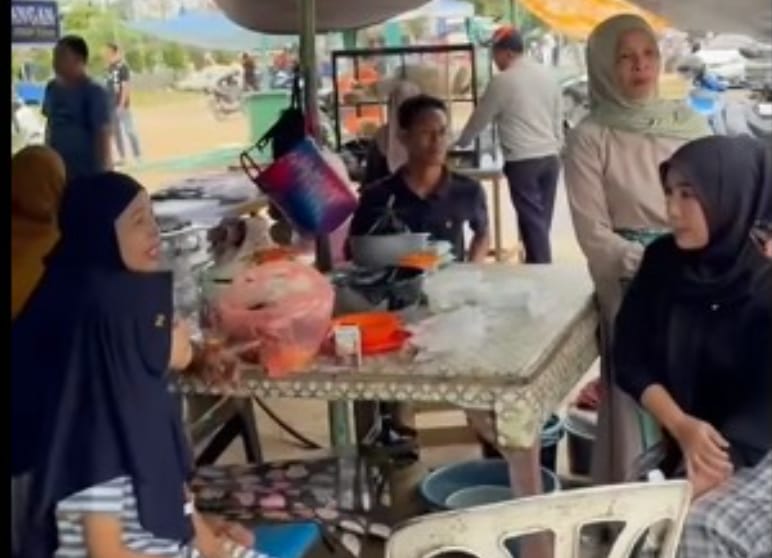 Istri Bupati Balangan, Sri Huriyati Hadi, ketika berkomunikasi dengan sejumlah pedagang Pasar Ramadan Paringin yang menjadi korban, usai insiden angin kencang yang memporak-porandakan sejumlah tenda pedagang. Foto: Istimewa