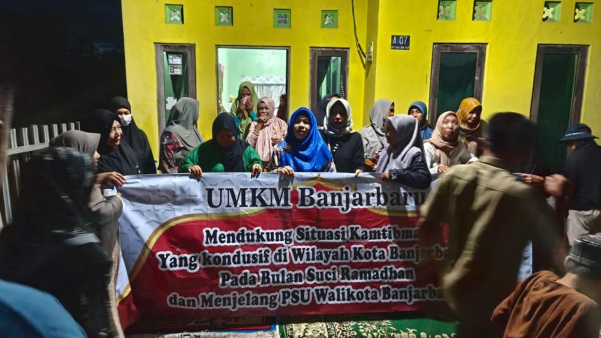 Teks foto - Ratusan penggiat UMKM mendukung situasi yang kondusif di wilayah Kota Banjarbaru pada bulan suci ramadhan dan menjelang Pemungutan Suara Ulang (PSU) Walikota dan Wakil Walikota Banjarbaru.