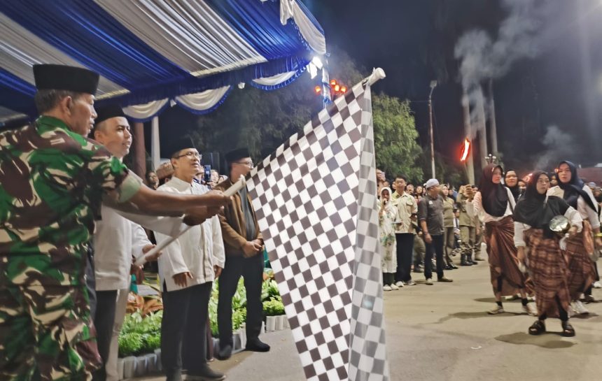Wabup Tabalong, Habib Muhammad Taufani Alkaf bersama unsur Forkopimda membuka lomba pawai talintingan. Foto: JM/lenterakalimantan.com