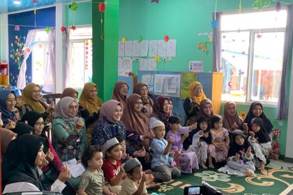 Bunda Paud Tanah Laut, Hj Dian Rahmat (baju batik sasirangan warna biru garis putih). Foto: Istimewa