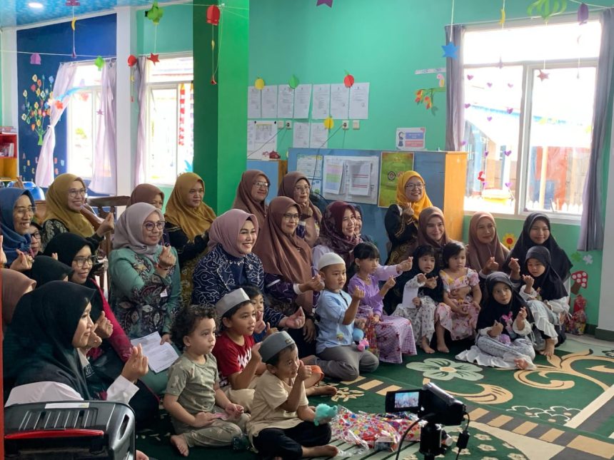 Bunda Paud Tanah Laut, Hj Dian Rahmat (baju batik sasirangan warna biru garis putih). Foto: Istimewa