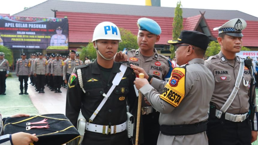 Kapolresta Banjarmasin, Kombes Pol Cucun Kurniadi menyematkan tanda pasukan Operasi Ketupat Intan 2025 yang berlangsung di halaman Mapolresta Banjarmasin. Foto: Humas Polresta Banjarmasin