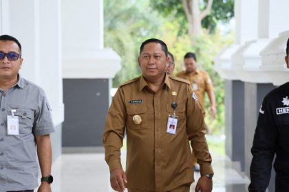 :Bupati Barito Kuala Dr. H. Bahrul Ilmi hadir pada kunjungan kerja Menteri Pertanian RI Andi Amran Sulaimandi, Gedung KH. Idham Chalid Banjarbaru, Selasa (18/3/2025). Foto: Humas Pemkab Batola