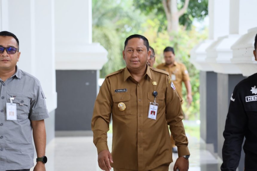 :Bupati Barito Kuala Dr. H. Bahrul Ilmi hadir pada kunjungan kerja Menteri Pertanian RI Andi Amran Sulaimandi, Gedung KH. Idham Chalid Banjarbaru, Selasa (18/3/2025). Foto: Humas Pemkab Batola
