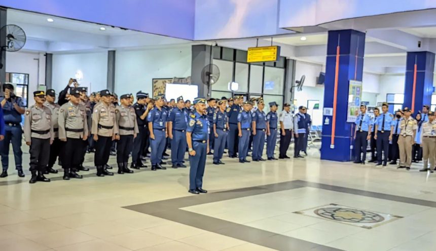 Suasana apel pembukaan Posko Terpadu Angkutan Laut Lebaran 2025. Foto: Humas Polsek KPL Banjarmasina