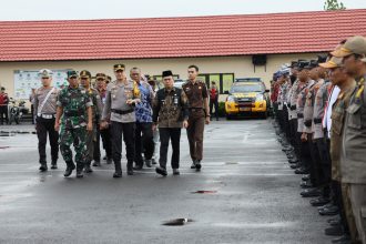 Wakil Bupati Herman Susilo hadir pada Apel Gelar Pasukan Operasi Ketupat Intan 2025 yang dilaksanakan Polres Barito Kuala, Kamis (20/03/2025). Foto: Istimewa
