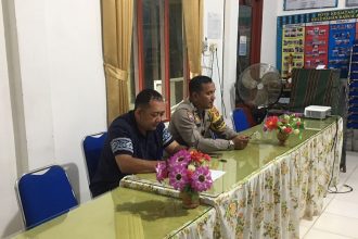 Bhabinkamtibmas Banua Anyar, Aiptu Kusno Wardhani (kiri) mengahdiri rapat terkait permasalahan rumah pilah sampah di Aula Kelurahan Banua Anyar, Jum'at (21/3/2025). Foto: Bhabinkamtibmas Banua Anyar