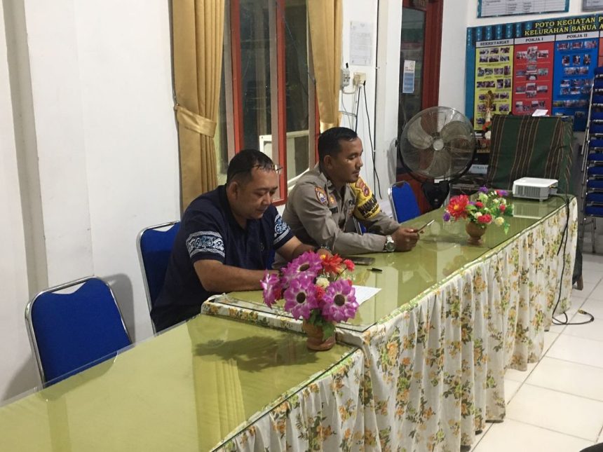 Bhabinkamtibmas Banua Anyar, Aiptu Kusno Wardhani (kiri) mengahdiri rapat terkait permasalahan rumah pilah sampah di Aula Kelurahan Banua Anyar, Jum'at (21/3/2025). Foto: Bhabinkamtibmas Banua Anyar