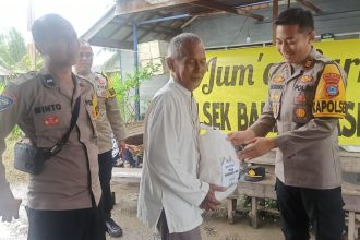 Kapolsek Banjarmasin Timur serahkan bantuan berupa sembako kepada warga di Jalan Pengambangan, Gang Kembang Barenteng RT 6, Banjarmasin Timur, Jum'at (21/3/2025). Foto: Bhabinkamtibmas Pengambangan