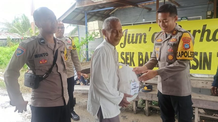 Kapolsek Banjarmasin Timur serahkan bantuan berupa sembako kepada warga di Jalan Pengambangan, Gang Kembang Barenteng RT 6, Banjarmasin Timur, Jum'at (21/3/2025). Foto: Bhabinkamtibmas Pengambangan