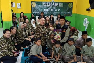 Hakim PN Banjarmasin saat menyerahkan bantuan ke yayasan Rumah Harapan. Foto: Istimewa