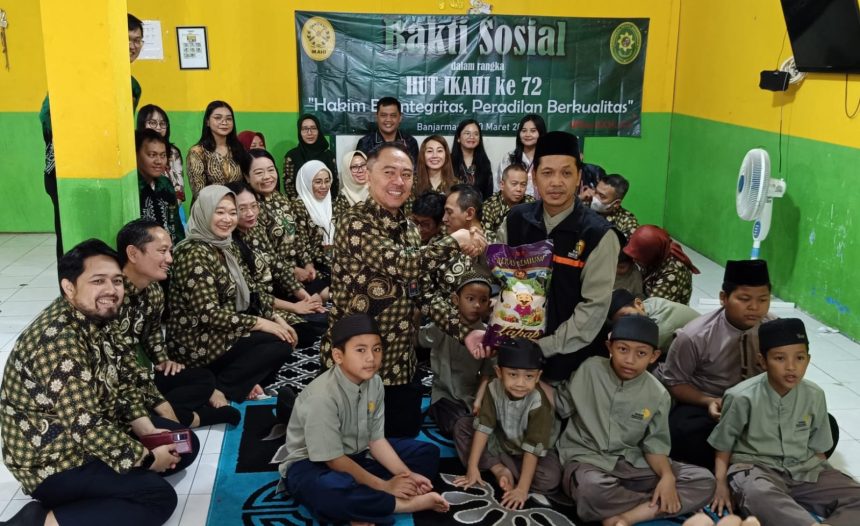 Hakim PN Banjarmasin saat menyerahkan bantuan ke yayasan Rumah Harapan. Foto: Istimewa