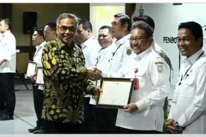 Ketua KPK RI, Setyo Budiyanto, kepada Bupati Banjar H Saidi Mansyur diwakili Sekda H M Hilman saat Rapat Koordinasi Penguatan Kepala Daerah Bebas Korupsi, di Jogja Expo Center, Yogyakarta, Rabu (19/3/2025). Pemkab Banjar