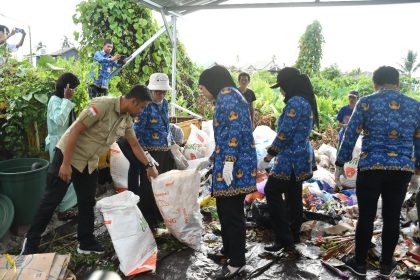Wakil Walikota Banjarmasin, Hj Ananda sedang melakukan pemilahan sampah di TPS 3R Kelurahan Surgi Mufti, Senin (17/3/2025). Foto: Prokom Banjarmasin
