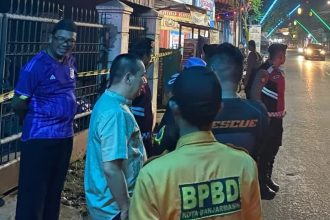 Anggota BPBD Kota Banjarmasin sedang melakukan investigasi dan pendataan di lokasi, Jum'at (21/32/2025). Foto: BPBD Kota Banjarmasin