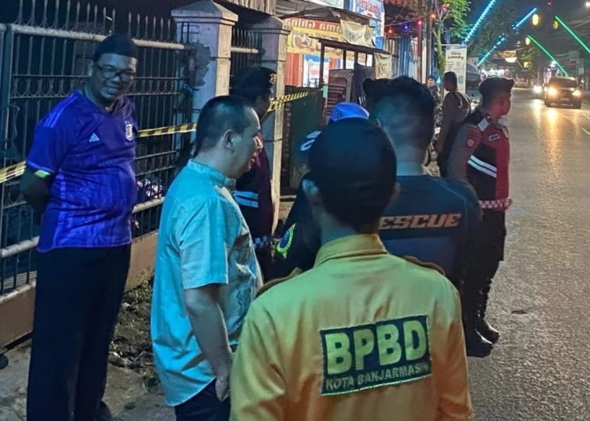 Anggota BPBD Kota Banjarmasin sedang melakukan investigasi dan pendataan di lokasi, Jum'at (21/32/2025). Foto: BPBD Kota Banjarmasin