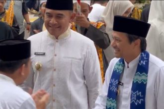 Penyerahan bantuan di acara Safari Ramadan Bupati Tala dan Wagub Kalsel. Foto: Asep/lenterakalimantan.com