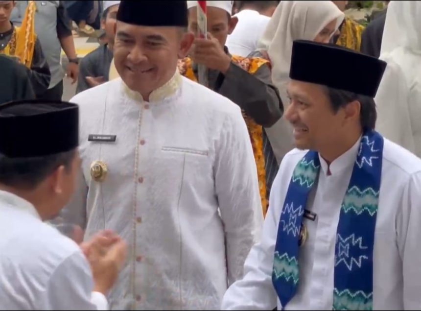 Penyerahan bantuan di acara Safari Ramadan Bupati Tala dan Wagub Kalsel. Foto: Asep/lenterakalimantan.com