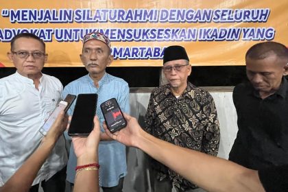 Syahrani koordinator IKADIN Pusat bersama mantan Ketua IKADIN Banjarmasin M Rasyid dan Advokat senior. Foto: IKADIN Banjarmasin