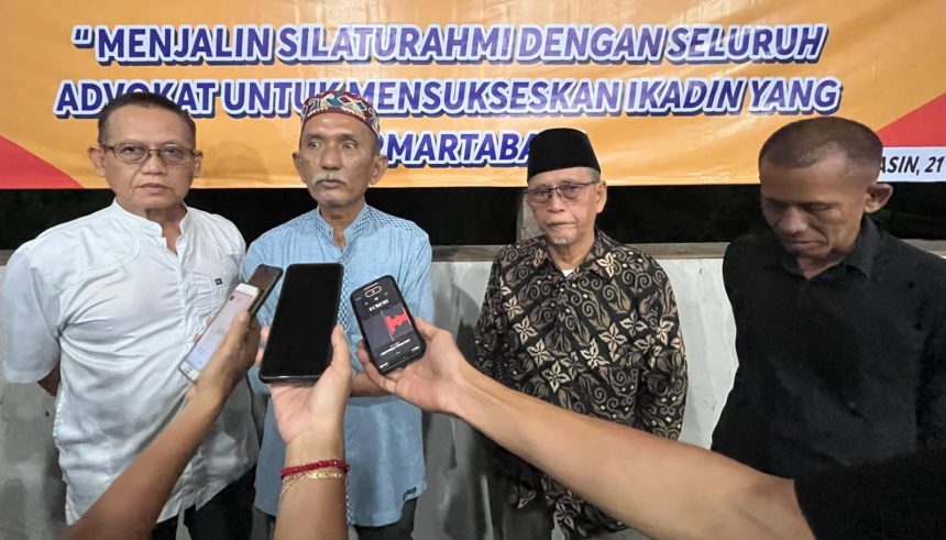 Syahrani koordinator IKADIN Pusat bersama mantan Ketua IKADIN Banjarmasin M Rasyid dan Advokat senior. Foto: IKADIN Banjarmasin