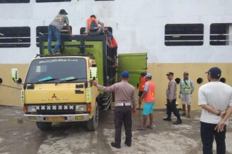 Petugas instansi bersama terkait melakukan pengecekan hewan ternak di Pelabuhan Trisakti Banjarmasin, Sabtu (22/3/2025) sore. Foto: Polsek KPL Banjarmasin