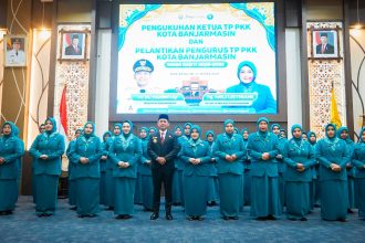 Walikota Banjarmasin, H M Yamin H R bersama pengurus TP PKK periode 2025-2030 yang baru dilantik pada Sabtu (22/3/2025). Foto: Prokom Banjarmasin