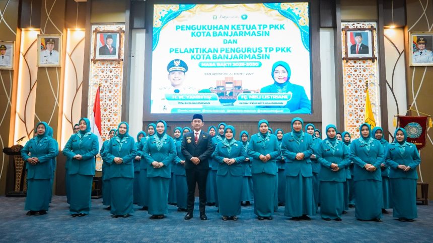 Walikota Banjarmasin, H M Yamin H R bersama pengurus TP PKK periode 2025-2030 yang baru dilantik pada Sabtu (22/3/2025). Foto: Prokom Banjarmasin