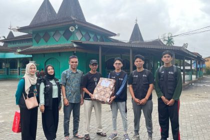 Pemberian alat kebersihan masjid kepada pengurus masjid dalam rangka Gerakan Peduli Situs oleh Meratus Geopark Youth Forum (MGYF) di Masjid Sultan Suriansyah pada Sabtu, 22 Maret 2025. Foto: Meratus Geopark Youth Forum