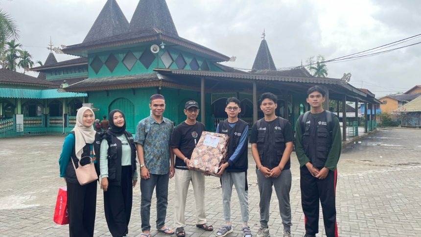 Pemberian alat kebersihan masjid kepada pengurus masjid dalam rangka Gerakan Peduli Situs oleh Meratus Geopark Youth Forum (MGYF) di Masjid Sultan Suriansyah pada Sabtu, 22 Maret 2025. Foto: Meratus Geopark Youth Forum