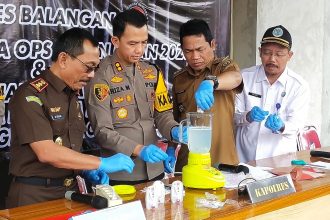 Bupati Balangan, Abdul Hadi, Kapolres Balangan, AKBP Riza Muttaqin, bersama Forkopimda setempat, saat bersama-sama melakukan pemusnahan barang bukti yang dilarutkan dengan air menggunakan blender di halaman Mapolres Balangan. Foto: Windi/lenterakalimantan.com