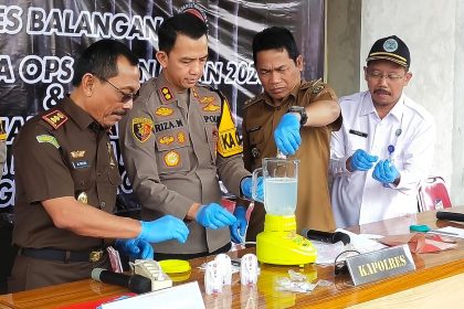 Bupati Balangan, Abdul Hadi, Kapolres Balangan, AKBP Riza Muttaqin, bersama Forkopimda setempat, saat bersama-sama melakukan pemusnahan barang bukti yang dilarutkan dengan air menggunakan blender di halaman Mapolres Balangan. Foto: Windi/lenterakalimantan.com