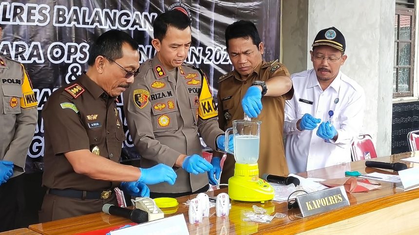 Bupati Balangan, Abdul Hadi, Kapolres Balangan, AKBP Riza Muttaqin, bersama Forkopimda setempat, saat bersama-sama melakukan pemusnahan barang bukti yang dilarutkan dengan air menggunakan blender di halaman Mapolres Balangan. Foto: Windi/lenterakalimantan.com
