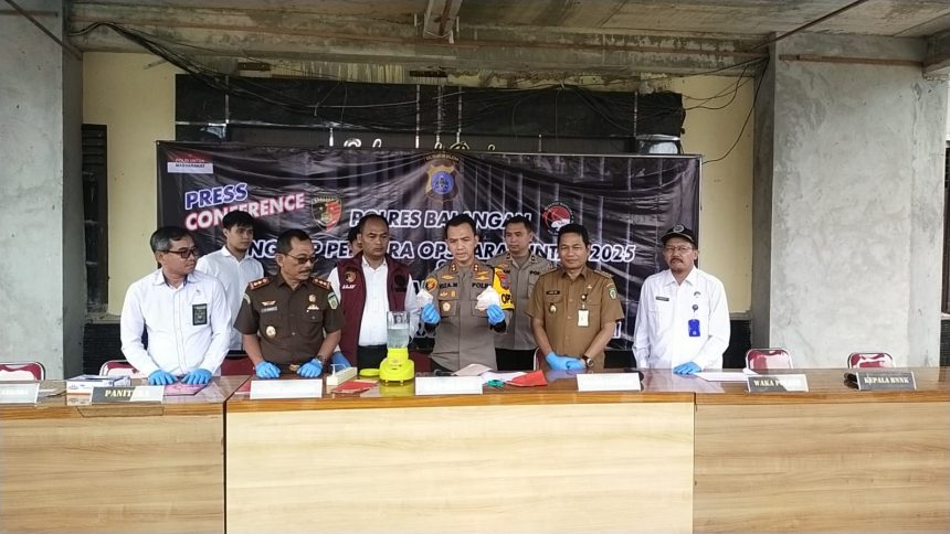 Kapolres Balangan, AKBP Riza Muttaqin, bersama jajaran Forkopimda setempat, saat memperlihatkan barang bukti narkotika jenis sabu, saat konferensi pers berlangsung, di halaman Mapolres Balangan. Foto: Windi/lenterakalimantan.com