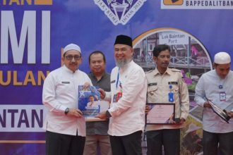 Buku Profil Kabupaten Banjar diserahkan Kepala Bappedalitbang kepada Wakil Bupati Banjar Habib Idrus Al Habsyi. Foto: Pemkab Banjar