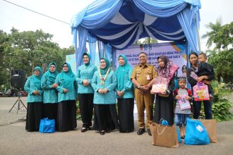 Penyerahan paket ke PKK Pelaihari. Foto: Asep/lenterakalimantan.com