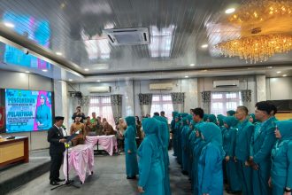 Bupati Balangan, Abdul Hadi, saat menobatkan Sri Huriyati Hadi, sebagai Ketua TP-PKK, bersama ke 36 anggota lainnya, di Aula Benteng Tundakan, Paringin Selatan, Balangan. Foto: Windi/lenterakalimantan.com