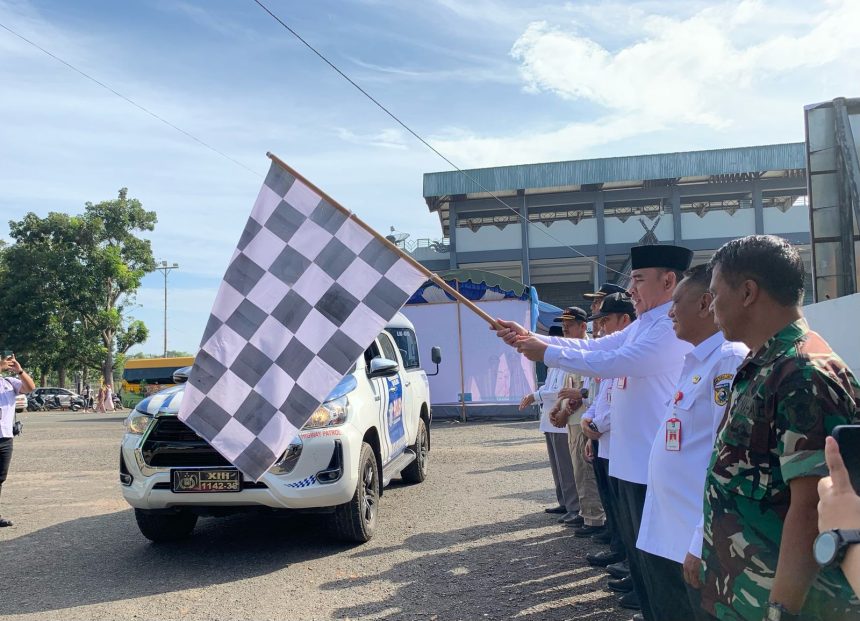 Bupati didampingi Wakil Bupati Tala melepas armada bus mudik gratis. Foto: Asep/lenterakalimantan.com