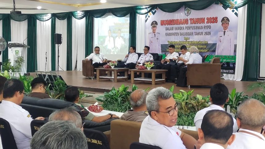 Bupati Balangan, Abdul Hadi, saat memberikan paparan tentang rencana kerja kedepan pemerintah daerah, pada kegiatan Musrenbang 2025, di Aula Mayang Maurai, Garuda Maharam, Paringin, Balangan, Rabu (26/3/2025). Foto: Windi/lenterakalimantan.com