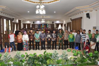 Teks foto : Bupati Barito Kuala H. Bahrul Ilmi buka acara Keteladanan Pemimpin dan Pengusaha Muslim Dalam Berzakat Bersama Baznas berlangsung di Aula Selidah, Jum'at (21/03/2025).