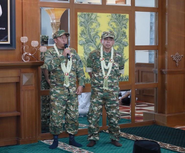 Pulang dari Akmil Magelang setibanya di Barito Kuala, Bupati H Bahrul Ilmi dan Wakil Bupati Herman Susilo disambut di kediamannya oleh Plh Sekretaris Daerah Fuad dan para Kepala SKPD, Sabtu (1/3/2025) siang. Foto: Pemkab Batola