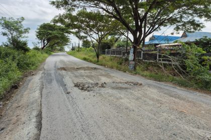 Jalan rusak di Desa Sungai Pinang. Foto: Istimewa