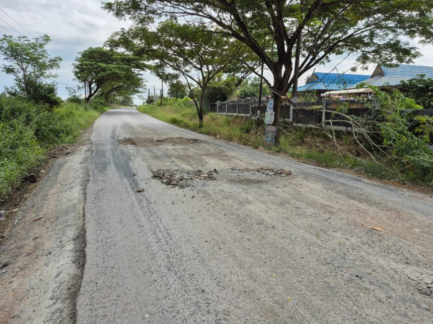 Jalan rusak di Desa Sungai Pinang. Foto: Istimewa