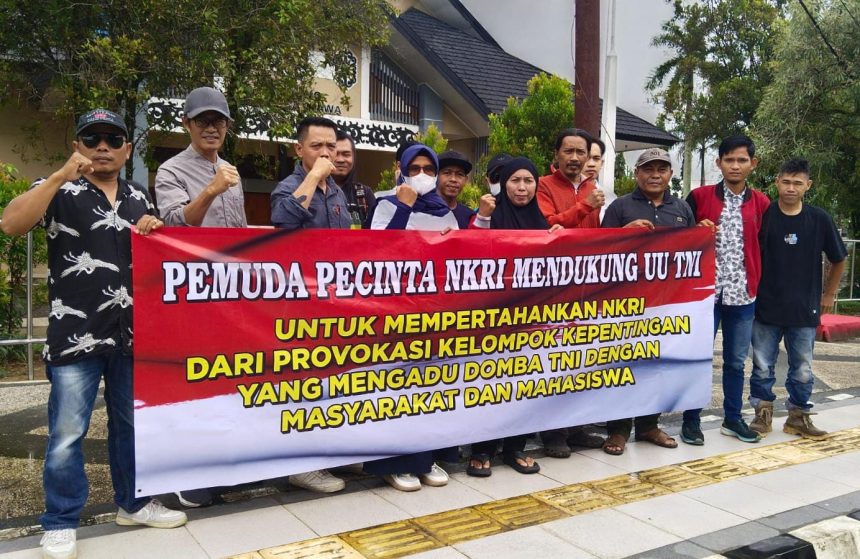 Sejumlah LSM melakukan unjuk rasa di depan gedung Saraba Kawa. Foto: Pendim Kodim 1008/Tabalong.