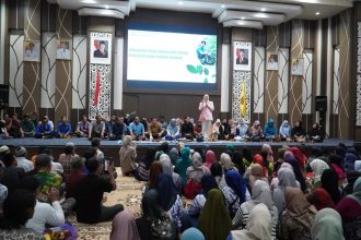 Wakil Walikota Hj Ananda menyampaikan pesan kepada peserta Sosialisasi Pilah Sampah dari Rumah yang diselenggarakan di Aula Kayuh Baimbai, Jumat (04/4/2025). Foto: Prokom Banjarmasin