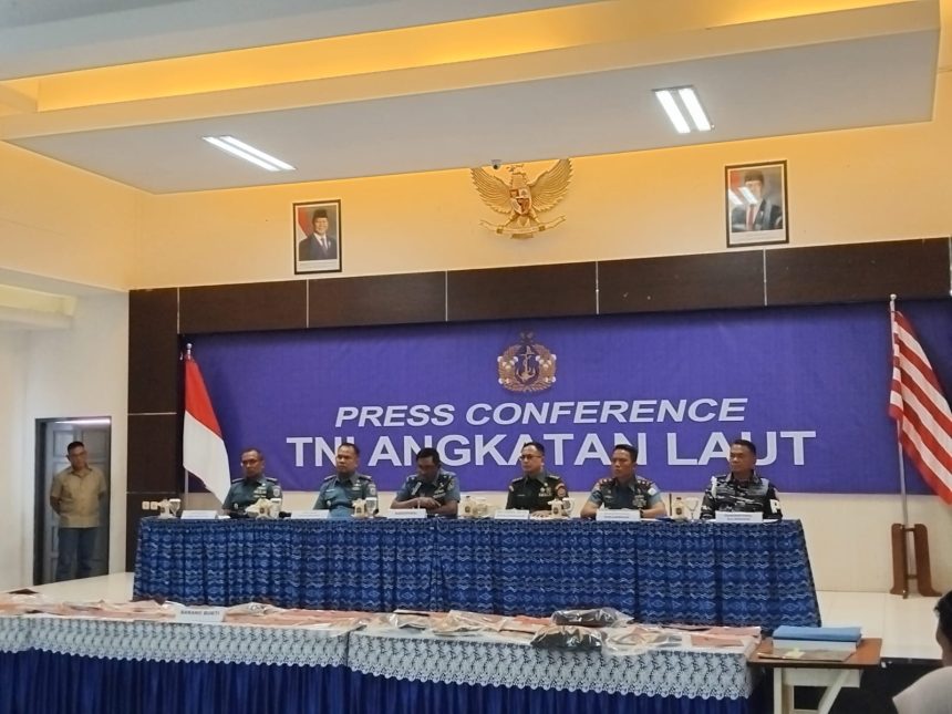 Konferensi pers Dandenpomal Lanal Banjarmasin, Mayor Laut (PM) Saji Wardoyo, terkait motif pembunuhan terhadap wartawati di Banjarbaru, Juwita yang dilakukan oleh oknum TNI AL bernama Jumran. Foto: Istimewa