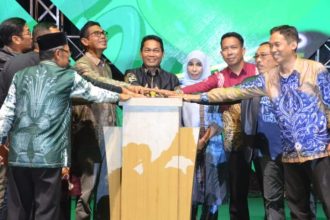 Bupati Balangan Abdul Hadi, bersama jajaran Forkopimda, saat menekan bel tanda peresmian Balangan Expo 2025, yang dimeriahkan sejumlah band papan atas di Lapangan Kompleks Perkantoran Tugu Maritam Paringin Balangan. Foto: Istimewa