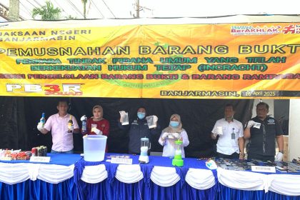 Teks foto : Acara pemusnahan barang bukti di Kejari Banjarmasin